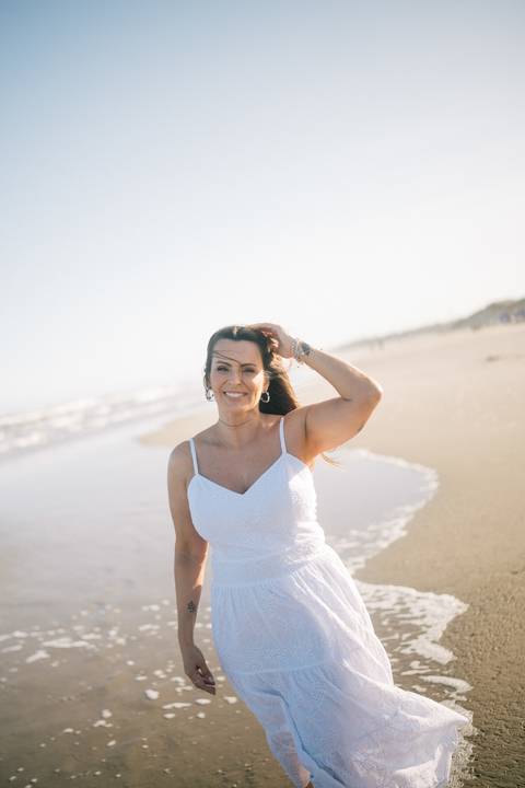 felipe-lopes-fotografia-fotografo-em-osorio-rio-grande-do-sul-ensaio-pessoal-de-aniversario-50-anos-feminino-externo-na-praia-leve-espontaneo-natural-descontraido-natureza-mulher-madura'