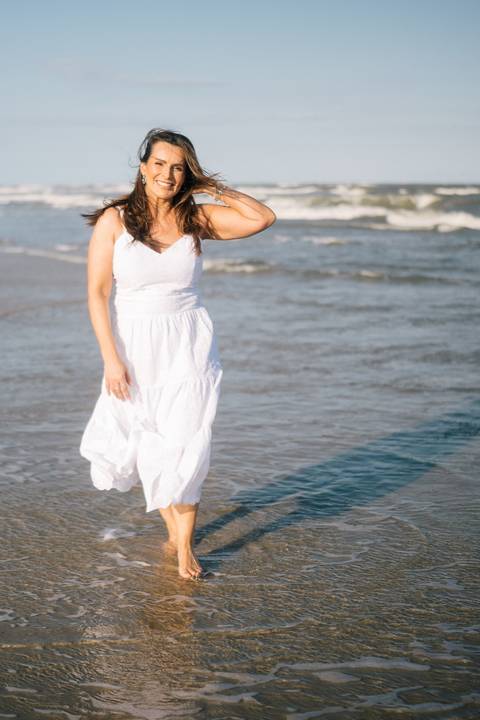 felipe-lopes-fotografia-fotografo-em-osorio-rio-grande-do-sul-ensaio-pessoal-de-aniversario-50-anos-feminino-externo-na-praia-leve-espontaneo-natural-descontraido-natureza-mulher-madura'