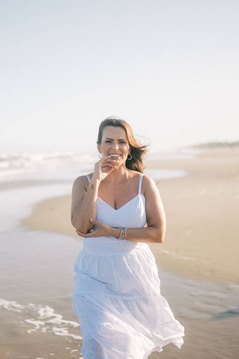 felipe-lopes-fotografia-fotografo-em-osorio-rio-grande-do-sul-ensaio-pessoal-de-aniversario-50-anos-feminino-externo-na-praia-leve-espontaneo-natural-descontraido-natureza-mulher-madura'