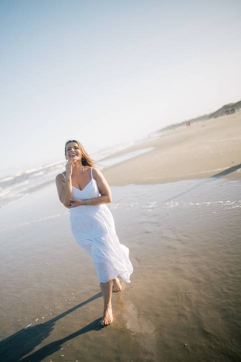 felipe-lopes-fotografia-fotografo-em-osorio-rio-grande-do-sul-ensaio-pessoal-de-aniversario-50-anos-feminino-externo-na-praia-leve-espontaneo-natural-descontraido-natureza-mulher-madura'