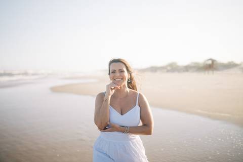 felipe-lopes-fotografia-fotografo-em-osorio-rio-grande-do-sul-ensaio-pessoal-de-aniversario-50-anos-feminino-externo-na-praia-leve-espontaneo-natural-descontraido-natureza-mulher-madura'