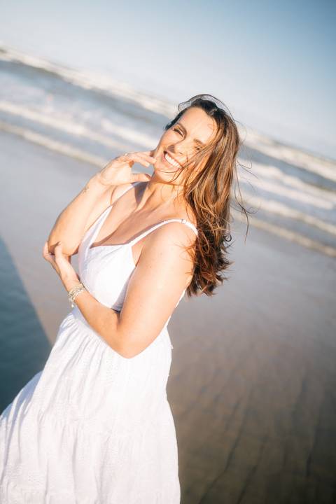 felipe-lopes-fotografia-fotografo-em-osorio-rio-grande-do-sul-ensaio-pessoal-de-aniversario-50-anos-feminino-externo-na-praia-leve-espontaneo-natural-descontraido-natureza-mulher-madura'