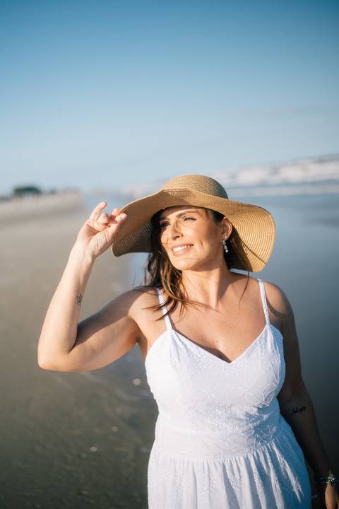 felipe-lopes-fotografia-fotografo-em-osorio-rio-grande-do-sul-ensaio-pessoal-de-aniversario-50-anos-feminino-externo-na-praia-leve-espontaneo-natural-descontraido-natureza-mulher-madura'