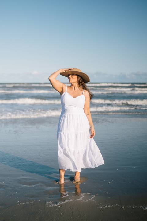 felipe-lopes-fotografia-fotografo-em-osorio-rio-grande-do-sul-ensaio-pessoal-de-aniversario-50-anos-feminino-externo-na-praia-leve-espontaneo-natural-descontraido-natureza-mulher-madura'