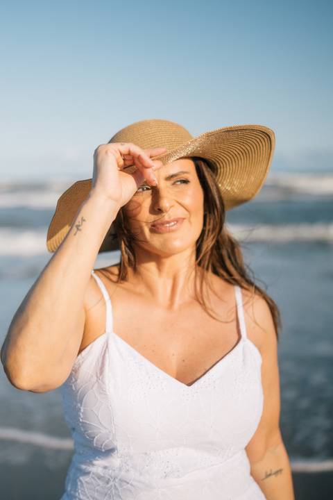 felipe-lopes-fotografia-fotografo-em-osorio-rio-grande-do-sul-ensaio-pessoal-de-aniversario-50-anos-feminino-externo-na-praia-leve-espontaneo-natural-descontraido-natureza-mulher-madura'