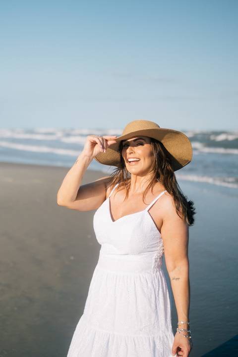 felipe-lopes-fotografia-fotografo-em-osorio-rio-grande-do-sul-ensaio-pessoal-de-aniversario-50-anos-feminino-externo-na-praia-leve-espontaneo-natural-descontraido-natureza-mulher-madura'