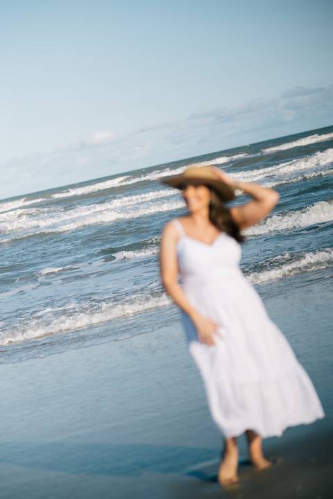 felipe-lopes-fotografia-fotografo-em-osorio-rio-grande-do-sul-ensaio-pessoal-de-aniversario-50-anos-feminino-externo-na-praia-leve-espontaneo-natural-descontraido-natureza-mulher-madura'
