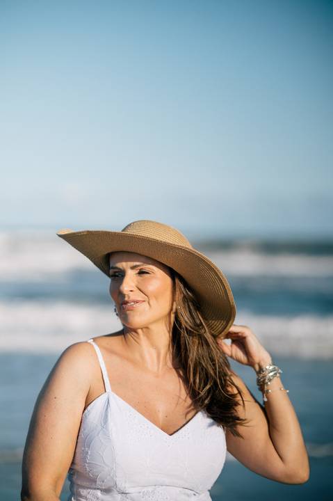 felipe-lopes-fotografia-fotografo-em-osorio-rio-grande-do-sul-ensaio-pessoal-de-aniversario-50-anos-feminino-externo-na-praia-leve-espontaneo-natural-descontraido-natureza-mulher-madura'
