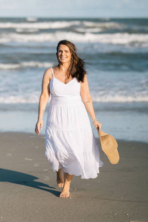 felipe-lopes-fotografia-fotografo-em-osorio-rio-grande-do-sul-ensaio-pessoal-de-aniversario-50-anos-feminino-externo-na-praia-leve-espontaneo-natural-descontraido-natureza-mulher-madura'