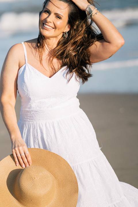 felipe-lopes-fotografia-fotografo-em-osorio-rio-grande-do-sul-ensaio-pessoal-de-aniversario-50-anos-feminino-externo-na-praia-leve-espontaneo-natural-descontraido-natureza-mulher-madura'