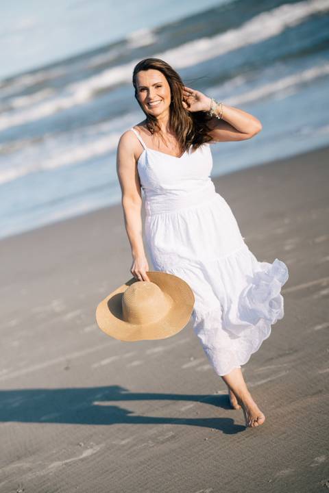 felipe-lopes-fotografia-fotografo-em-osorio-rio-grande-do-sul-ensaio-pessoal-de-aniversario-50-anos-feminino-externo-na-praia-leve-espontaneo-natural-descontraido-natureza-mulher-madura'