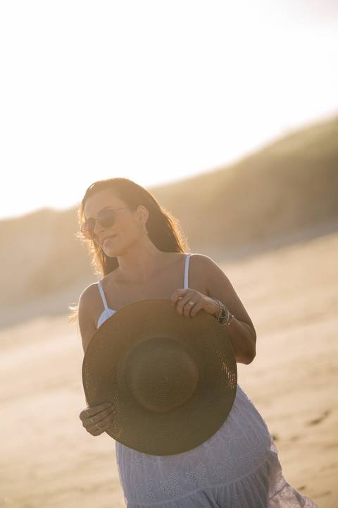 felipe-lopes-fotografia-fotografo-em-osorio-rio-grande-do-sul-ensaio-pessoal-de-aniversario-50-anos-feminino-externo-na-praia-leve-espontaneo-natural-descontraido-natureza-mulher-madura'