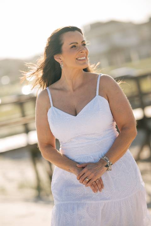 felipe-lopes-fotografia-fotografo-em-osorio-rio-grande-do-sul-ensaio-pessoal-de-aniversario-50-anos-feminino-externo-na-praia-leve-espontaneo-natural-descontraido-natureza-mulher-madura'
