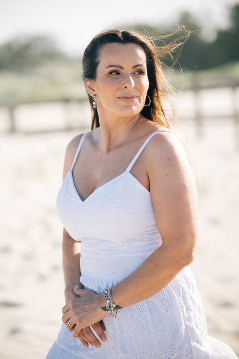 felipe-lopes-fotografia-fotografo-em-osorio-rio-grande-do-sul-ensaio-pessoal-de-aniversario-50-anos-feminino-externo-na-praia-leve-espontaneo-natural-descontraido-natureza-mulher-madura'