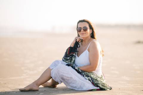 felipe-lopes-fotografia-fotografo-em-osorio-rio-grande-do-sul-ensaio-pessoal-de-aniversario-50-anos-feminino-externo-na-praia-leve-espontaneo-natural-descontraido-natureza-mulher-madura'