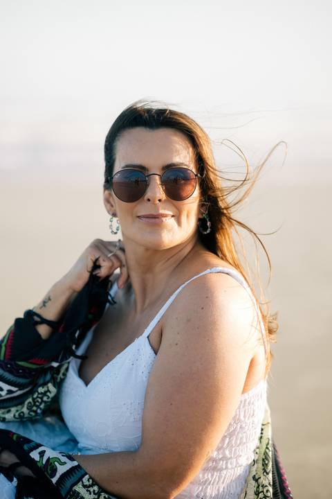 felipe-lopes-fotografia-fotografo-em-osorio-rio-grande-do-sul-ensaio-pessoal-de-aniversario-50-anos-feminino-externo-na-praia-leve-espontaneo-natural-descontraido-natureza-mulher-madura'