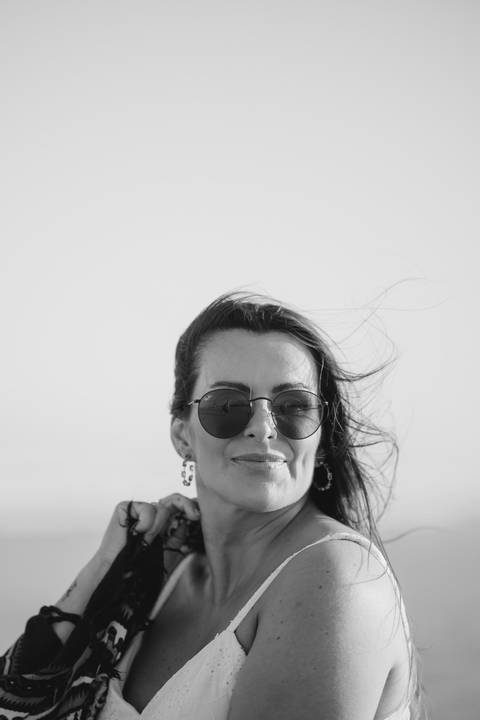 felipe-lopes-fotografia-fotografo-em-osorio-rio-grande-do-sul-ensaio-pessoal-de-aniversario-50-anos-feminino-externo-na-praia-leve-espontaneo-natural-descontraido-natureza-mulher-madura'
