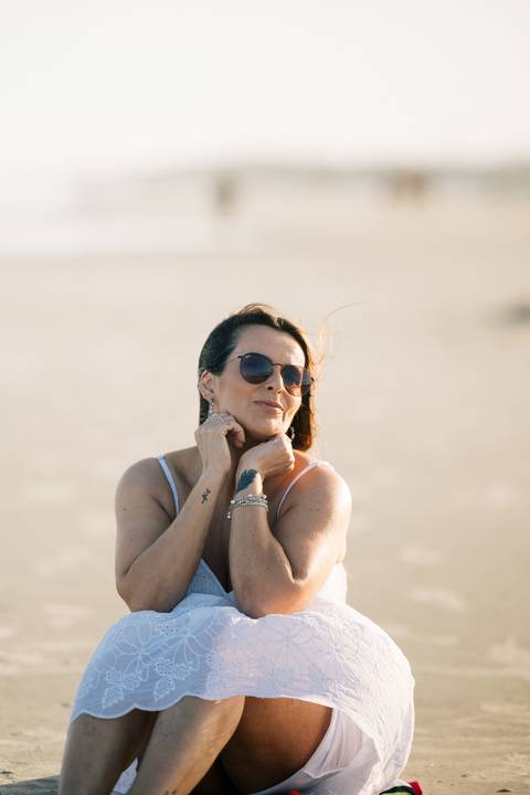 felipe-lopes-fotografia-fotografo-em-osorio-rio-grande-do-sul-ensaio-pessoal-de-aniversario-50-anos-feminino-externo-na-praia-leve-espontaneo-natural-descontraido-natureza-mulher-madura'