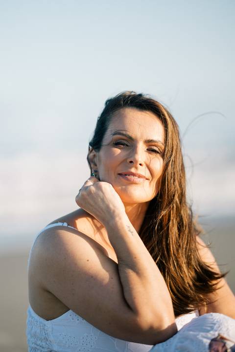 felipe-lopes-fotografia-fotografo-em-osorio-rio-grande-do-sul-ensaio-pessoal-de-aniversario-50-anos-feminino-externo-na-praia-leve-espontaneo-natural-descontraido-natureza-mulher-madura'