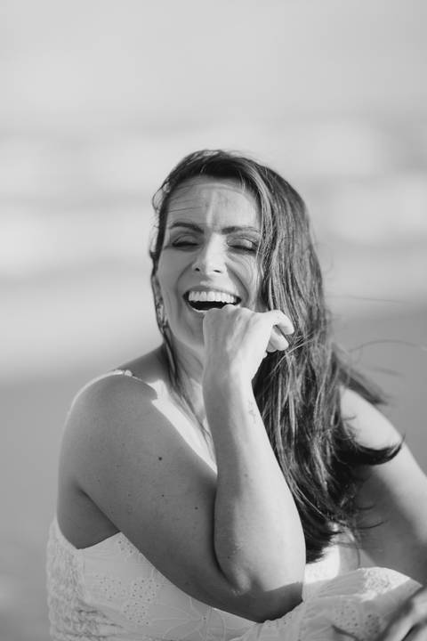 felipe-lopes-fotografia-fotografo-em-osorio-rio-grande-do-sul-ensaio-pessoal-de-aniversario-50-anos-feminino-externo-na-praia-leve-espontaneo-natural-descontraido-natureza-mulher-madura'