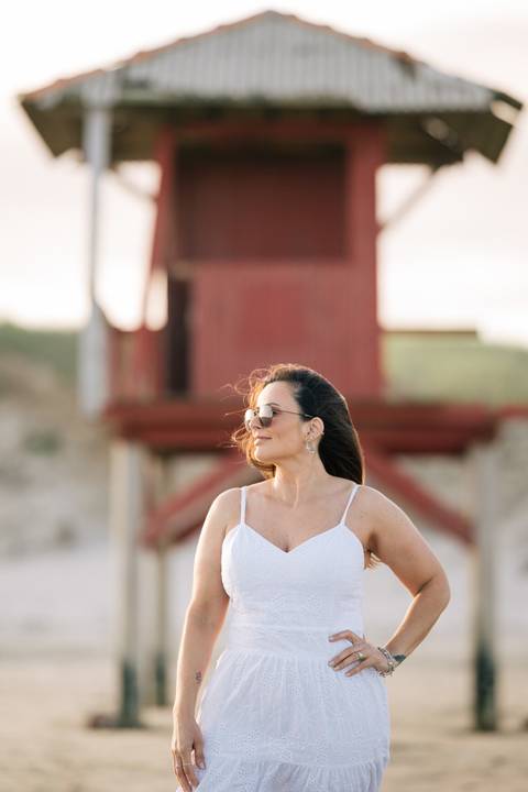felipe-lopes-fotografia-fotografo-em-osorio-rio-grande-do-sul-ensaio-pessoal-de-aniversario-50-anos-feminino-externo-na-praia-leve-espontaneo-natural-descontraido-natureza-mulher-madura'