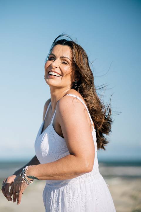 felipe-lopes-fotografia-fotografo-em-osorio-rio-grande-do-sul-ensaio-pessoal-de-aniversario-50-anos-feminino-externo-na-praia-leve-espontaneo-natural-descontraido-natureza-mulher-madura'