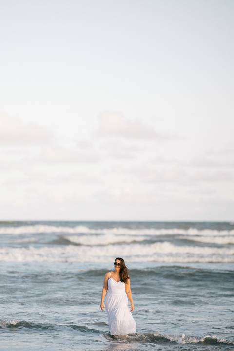 felipe-lopes-fotografia-fotografo-em-osorio-rio-grande-do-sul-ensaio-pessoal-de-aniversario-50-anos-feminino-externo-na-praia-leve-espontaneo-natural-descontraido-natureza-mulher-madura'