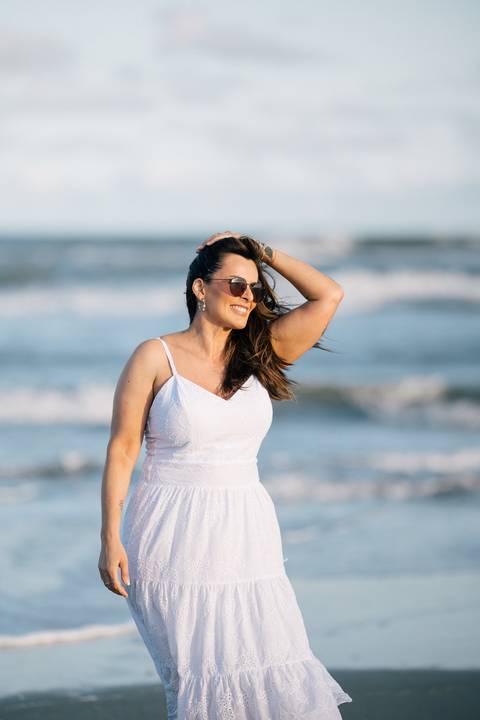 felipe-lopes-fotografia-fotografo-em-osorio-rio-grande-do-sul-ensaio-pessoal-de-aniversario-50-anos-feminino-externo-na-praia-leve-espontaneo-natural-descontraido-natureza-mulher-madura'