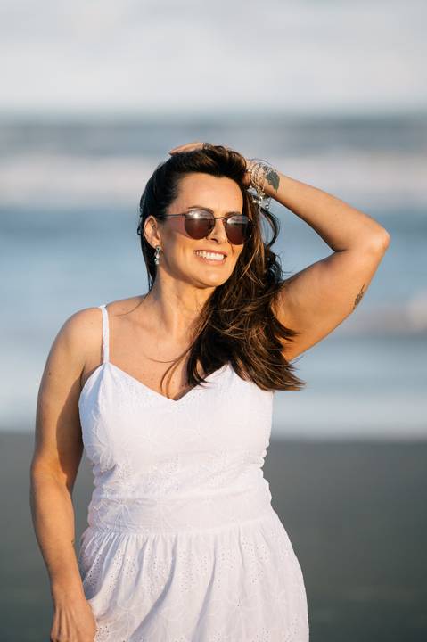 felipe-lopes-fotografia-fotografo-em-osorio-rio-grande-do-sul-ensaio-pessoal-de-aniversario-50-anos-feminino-externo-na-praia-leve-espontaneo-natural-descontraido-natureza-mulher-madura'