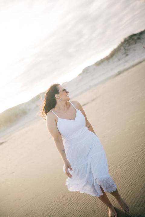 felipe-lopes-fotografia-fotografo-em-osorio-rio-grande-do-sul-ensaio-pessoal-de-aniversario-50-anos-feminino-externo-na-praia-leve-espontaneo-natural-descontraido-natureza-mulher-madura'