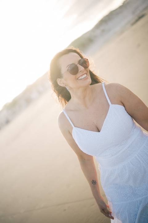 felipe-lopes-fotografia-fotografo-em-osorio-rio-grande-do-sul-ensaio-pessoal-de-aniversario-50-anos-feminino-externo-na-praia-leve-espontaneo-natural-descontraido-natureza-mulher-madura'
