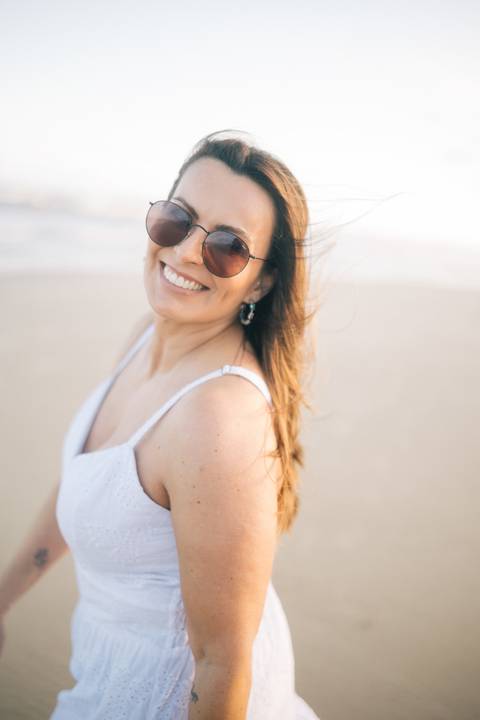 felipe-lopes-fotografia-fotografo-em-osorio-rio-grande-do-sul-ensaio-pessoal-de-aniversario-50-anos-feminino-externo-na-praia-leve-espontaneo-natural-descontraido-natureza-mulher-madura'