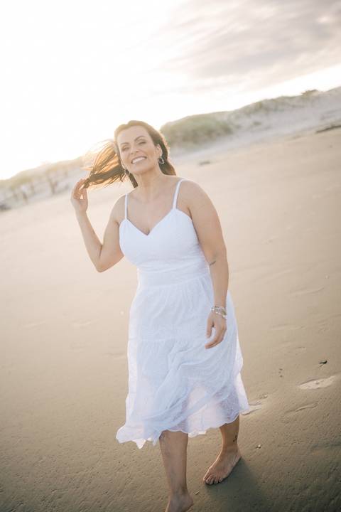 felipe-lopes-fotografia-fotografo-em-osorio-rio-grande-do-sul-ensaio-pessoal-de-aniversario-50-anos-feminino-externo-na-praia-leve-espontaneo-natural-descontraido-natureza-mulher-madura'