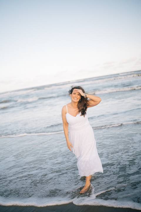 felipe-lopes-fotografia-fotografo-em-osorio-rio-grande-do-sul-ensaio-pessoal-de-aniversario-50-anos-feminino-externo-na-praia-leve-espontaneo-natural-descontraido-natureza-mulher-madura'