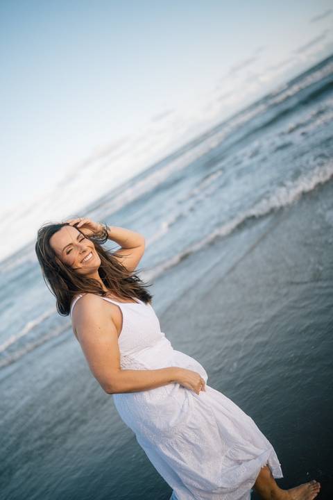 felipe-lopes-fotografia-fotografo-em-osorio-rio-grande-do-sul-ensaio-pessoal-de-aniversario-50-anos-feminino-externo-na-praia-leve-espontaneo-natural-descontraido-natureza-mulher-madura'