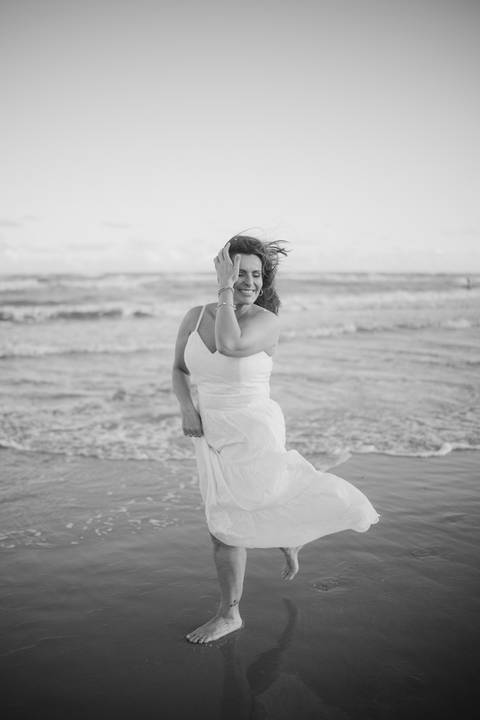 felipe-lopes-fotografia-fotografo-em-osorio-rio-grande-do-sul-ensaio-pessoal-de-aniversario-50-anos-feminino-externo-na-praia-leve-espontaneo-natural-descontraido-natureza-mulher-madura'