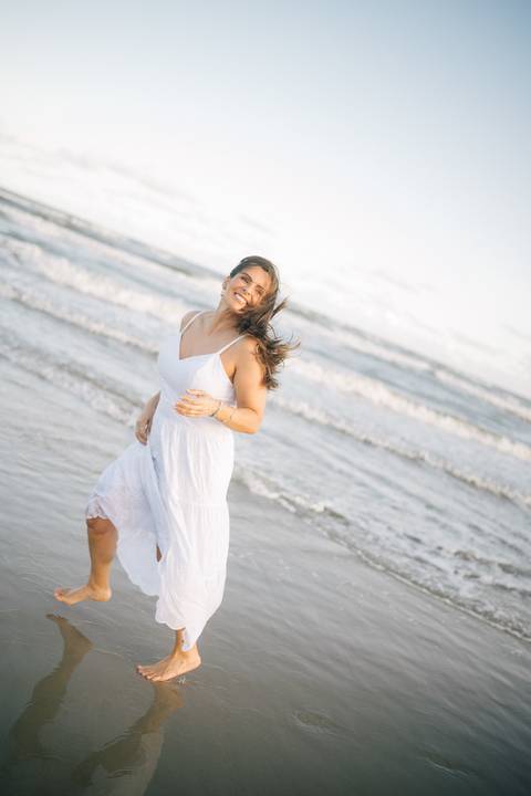 felipe-lopes-fotografia-fotografo-em-osorio-rio-grande-do-sul-ensaio-pessoal-de-aniversario-50-anos-feminino-externo-na-praia-leve-espontaneo-natural-descontraido-natureza-mulher-madura'