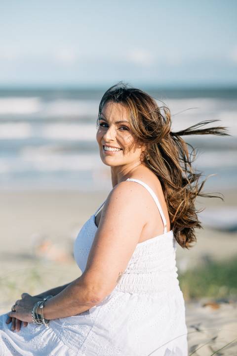 felipe-lopes-fotografia-fotografo-em-osorio-rio-grande-do-sul-ensaio-pessoal-de-aniversario-50-anos-feminino-externo-na-praia-leve-espontaneo-natural-descontraido-natureza-mulher-madura'