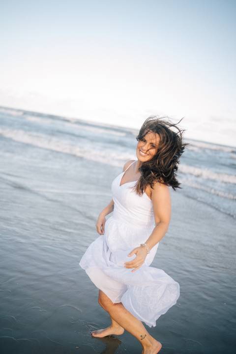 felipe-lopes-fotografia-fotografo-em-osorio-rio-grande-do-sul-ensaio-pessoal-de-aniversario-50-anos-feminino-externo-na-praia-leve-espontaneo-natural-descontraido-natureza-mulher-madura'