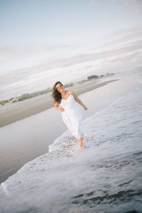 felipe-lopes-fotografia-fotografo-em-osorio-rio-grande-do-sul-ensaio-pessoal-de-aniversario-50-anos-feminino-externo-na-praia-leve-espontaneo-natural-descontraido-natureza-mulher-madura'