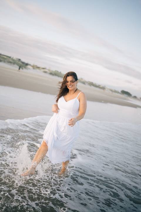 felipe-lopes-fotografia-fotografo-em-osorio-rio-grande-do-sul-ensaio-pessoal-de-aniversario-50-anos-feminino-externo-na-praia-leve-espontaneo-natural-descontraido-natureza-mulher-madura'