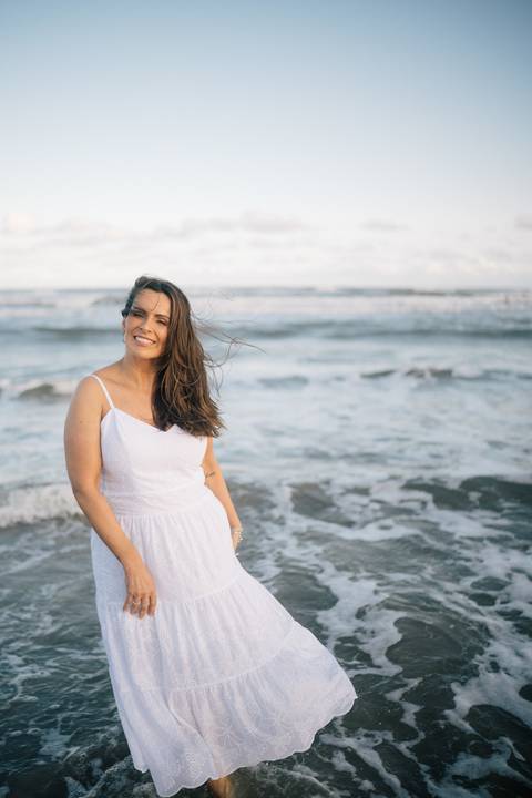 felipe-lopes-fotografia-fotografo-em-osorio-rio-grande-do-sul-ensaio-pessoal-de-aniversario-50-anos-feminino-externo-na-praia-leve-espontaneo-natural-descontraido-natureza-mulher-madura'