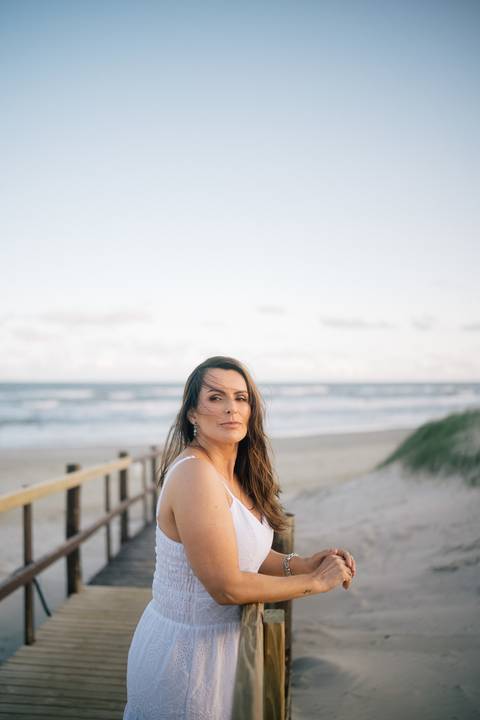 felipe-lopes-fotografia-fotografo-em-osorio-rio-grande-do-sul-ensaio-pessoal-de-aniversario-50-anos-feminino-externo-na-praia-leve-espontaneo-natural-descontraido-natureza-mulher-madura'
