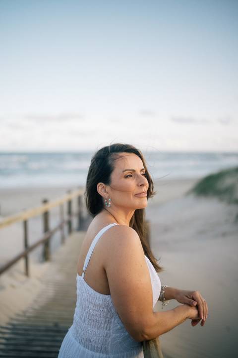 felipe-lopes-fotografia-fotografo-em-osorio-rio-grande-do-sul-ensaio-pessoal-de-aniversario-50-anos-feminino-externo-na-praia-leve-espontaneo-natural-descontraido-natureza-mulher-madura'