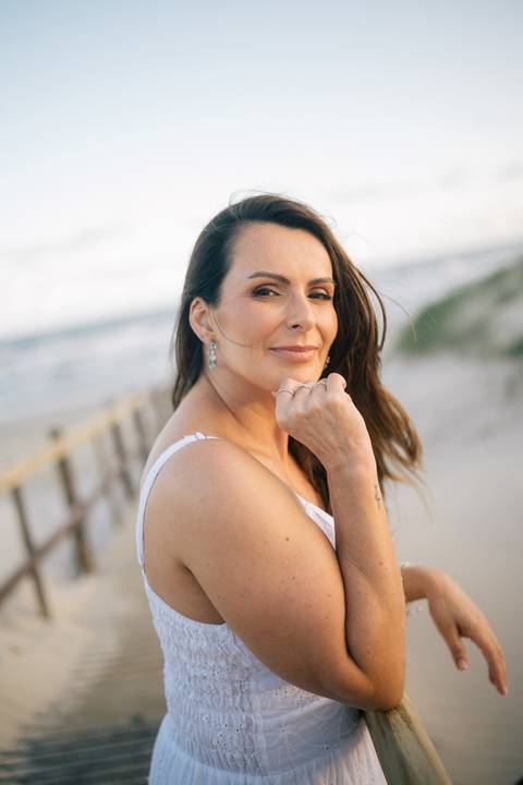 felipe-lopes-fotografia-fotografo-em-osorio-rio-grande-do-sul-ensaio-pessoal-de-aniversario-50-anos-feminino-externo-na-praia-leve-espontaneo-natural-descontraido-natureza-mulher-madura'