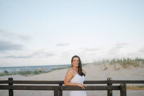 felipe-lopes-fotografia-fotografo-em-osorio-rio-grande-do-sul-ensaio-pessoal-de-aniversario-50-anos-feminino-externo-na-praia-leve-espontaneo-natural-descontraido-natureza-mulher-madura'