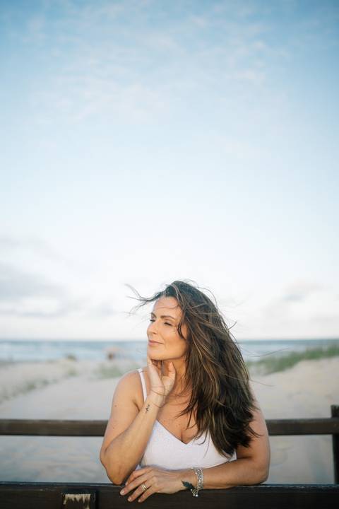felipe-lopes-fotografia-fotografo-em-osorio-rio-grande-do-sul-ensaio-pessoal-de-aniversario-50-anos-feminino-externo-na-praia-leve-espontaneo-natural-descontraido-natureza-mulher-madura'
