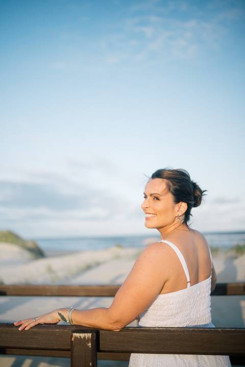 felipe-lopes-fotografia-fotografo-em-osorio-rio-grande-do-sul-ensaio-pessoal-de-aniversario-50-anos-feminino-externo-na-praia-leve-espontaneo-natural-descontraido-natureza-mulher-madura'