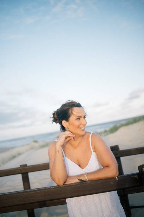 felipe-lopes-fotografia-fotografo-em-osorio-rio-grande-do-sul-ensaio-pessoal-de-aniversario-50-anos-feminino-externo-na-praia-leve-espontaneo-natural-descontraido-natureza-mulher-madura'