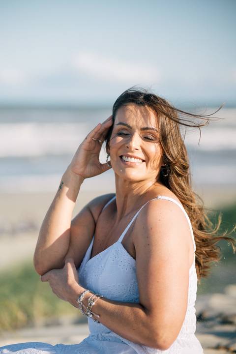felipe-lopes-fotografia-fotografo-em-osorio-rio-grande-do-sul-ensaio-pessoal-de-aniversario-50-anos-feminino-externo-na-praia-leve-espontaneo-natural-descontraido-natureza-mulher-madura'